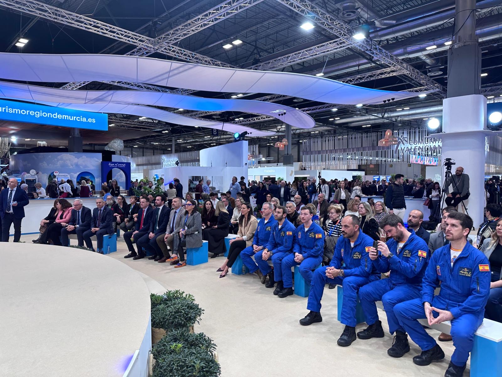 San Javier vuela con la Patrulla Acrobática Águila en FITUR